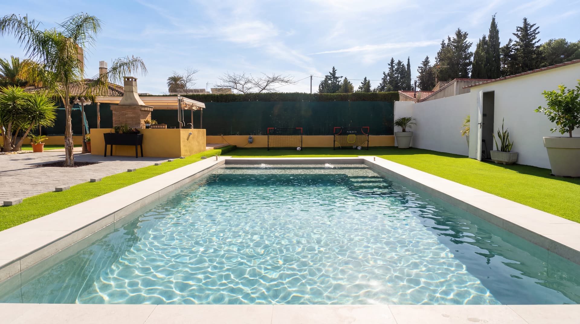 Construcción de piscina de obra moderna para jardín residencial.