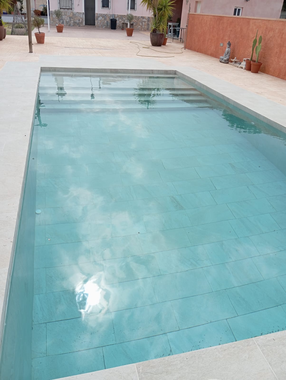 Construcción de piscina con escalera imperial integrada.