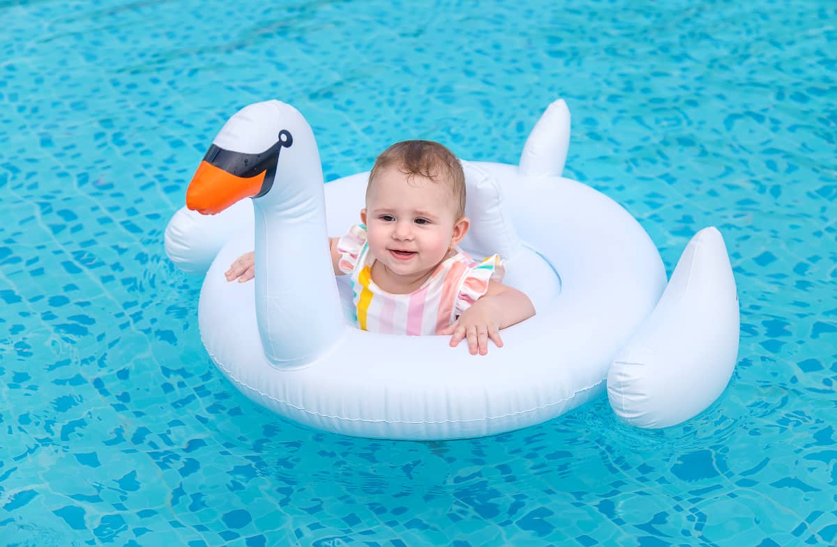 Bebe bañándose en una piscina