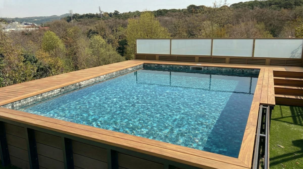 Construcción de piscina prefabricada elevada con escaleras integradas.