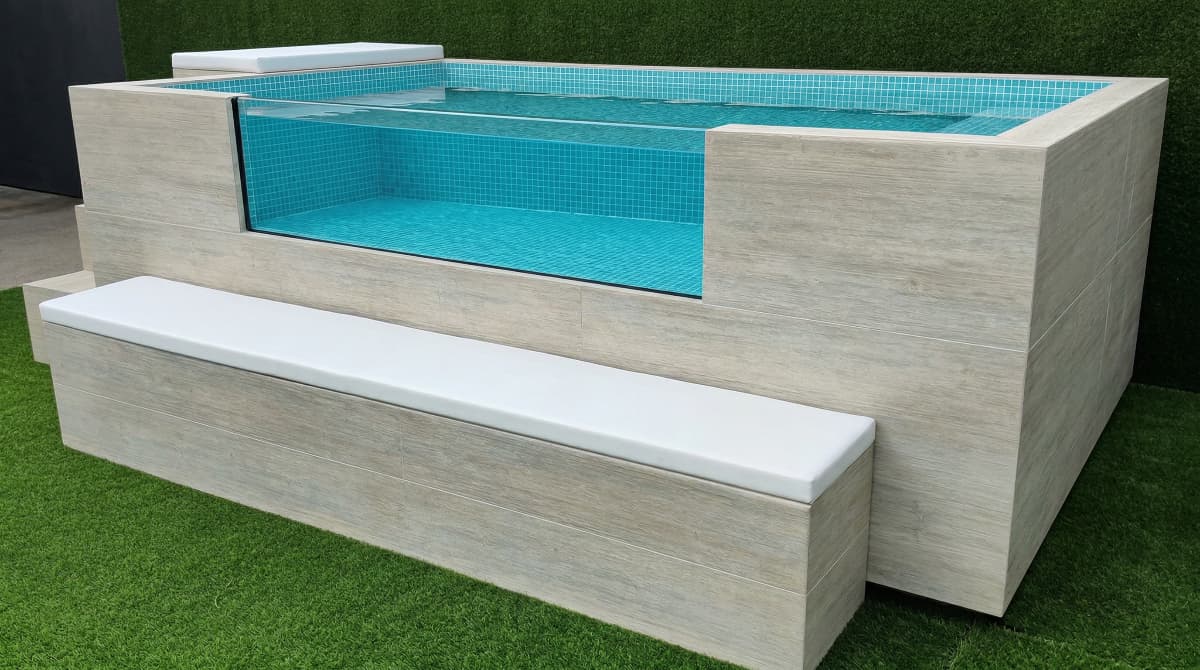 Piscina prefabricada pequeña elevada de diseño moderno en color gris.