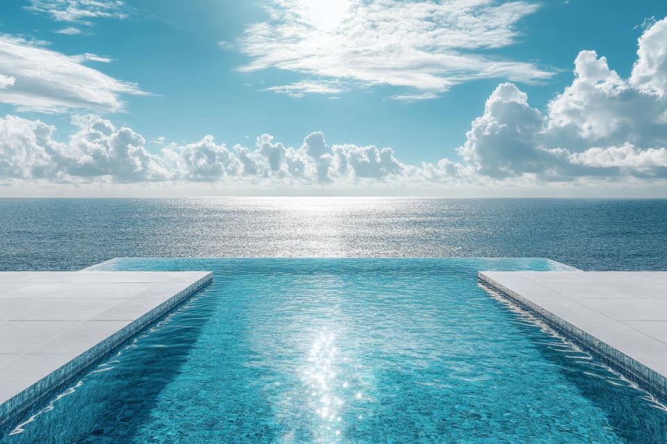 Diseño de piscina de obra desbordante tipo infinity.