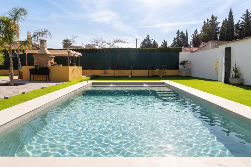 Construcción de piscina de obra moderna para jardín residencial.