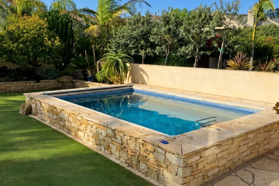 Construcción de piscina de obra elevada.