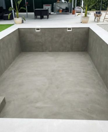 Construcción de vaso de piscina.