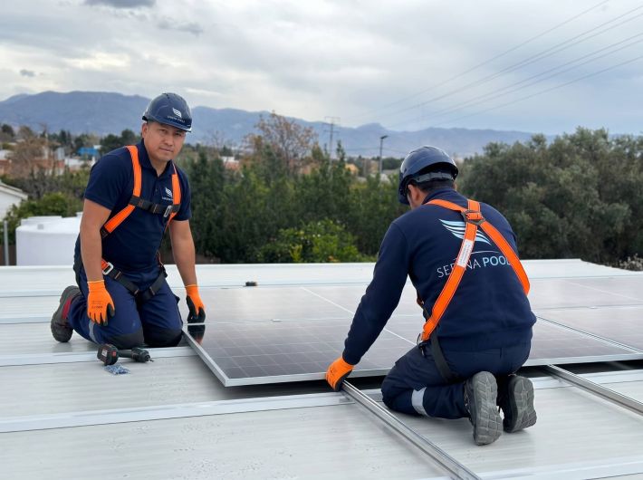 Equipo de instaladores de placas solares en vivienda con piscina en Murcia.