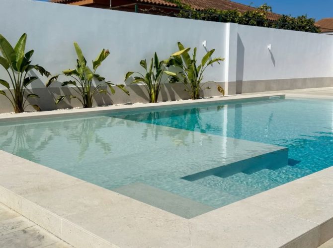 Diseño y construcción de piscina de obra con playa sumergida.