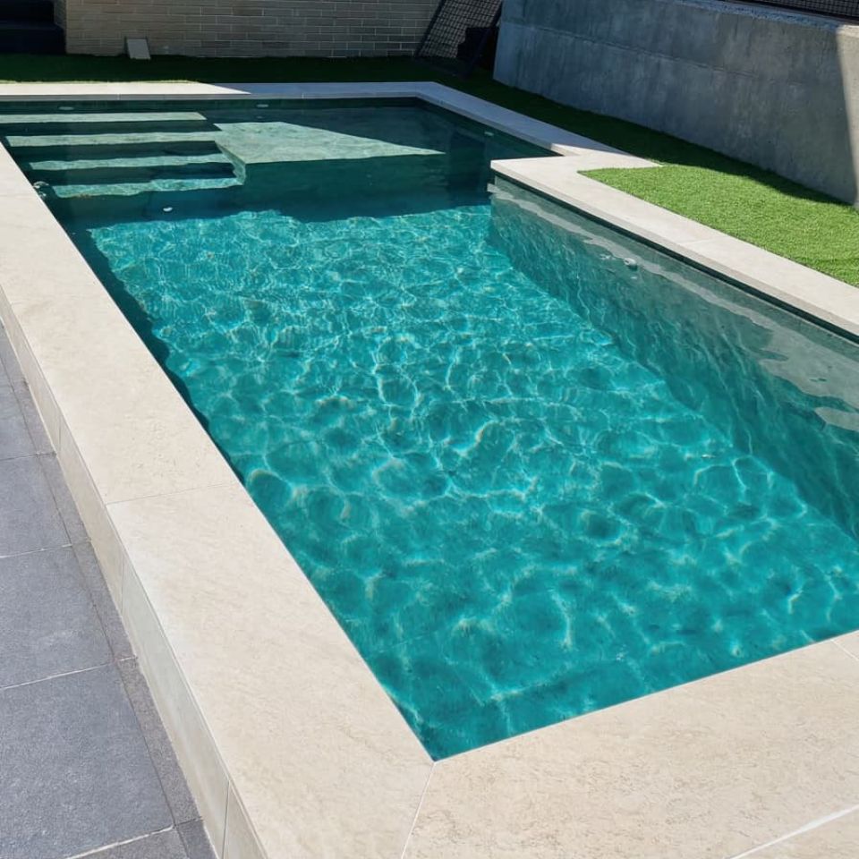 Piscina de obra con agua mineralizada con magnesio construida por Serena Pools en Murcia