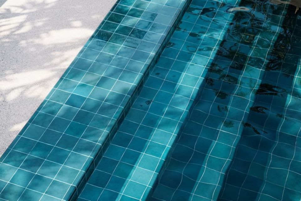 Piscina de obra a medida con revestimiento de mosaico.