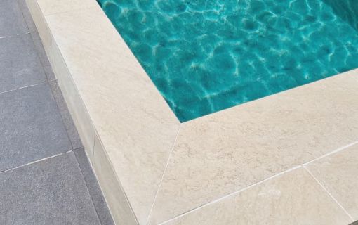 Vista de una piscina de obra recién construida con estructura de hormigón armado, destacando su diseño a medida y la solidez de los materiales utilizados en la edificación