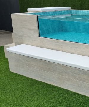 Piscina prefabricada pequeña elevada de diseño moderno en color gris.