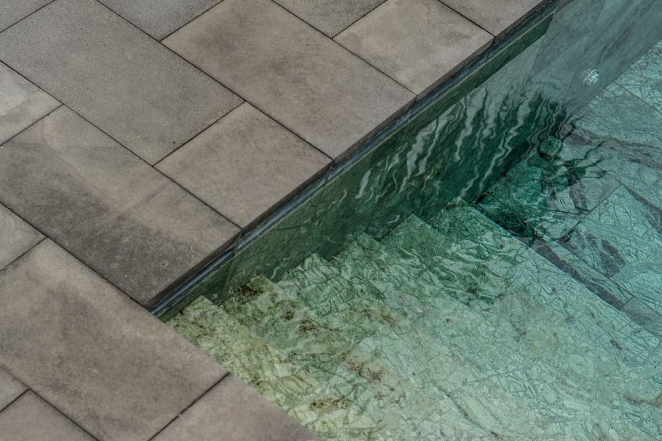 Piscina de obra con piedra natural.