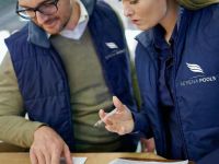 Varios trabajadores de Serena Pools equipados con su vestimenta técnica
