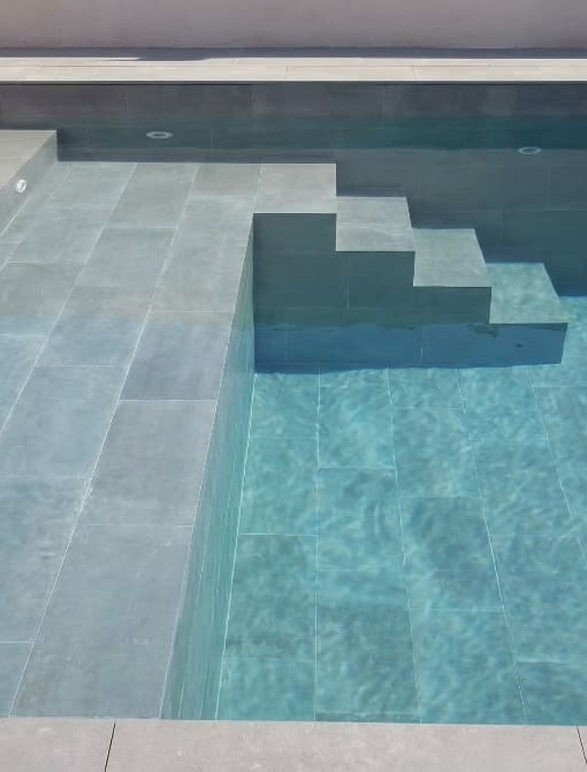 Piscina con agua transparente y con acabado gres porcelánico