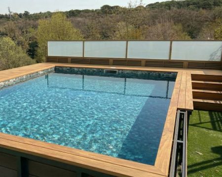 Construcción de piscina prefabricada elevada con escaleras integradas.