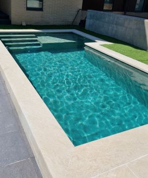 Vaso de piscina de obra recién construida con hormigón armado.