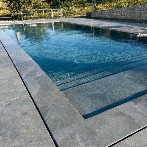 Construcción de piscina de obra con desborde oculto perimetral.