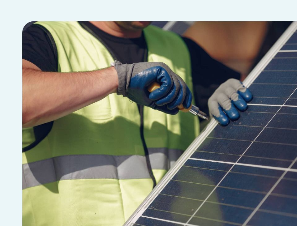 Técnico acreditado instalando placas solares en tejado de vivienda unifamiliar.