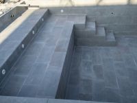 Colocación de revestimiento y acabados para piscina de obra.
