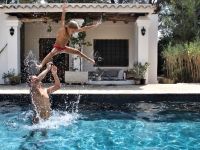 Padre e hija disfrutando de un baño agradable. Piscinas de agua con magnesio ideales para el bienestar familiar.
